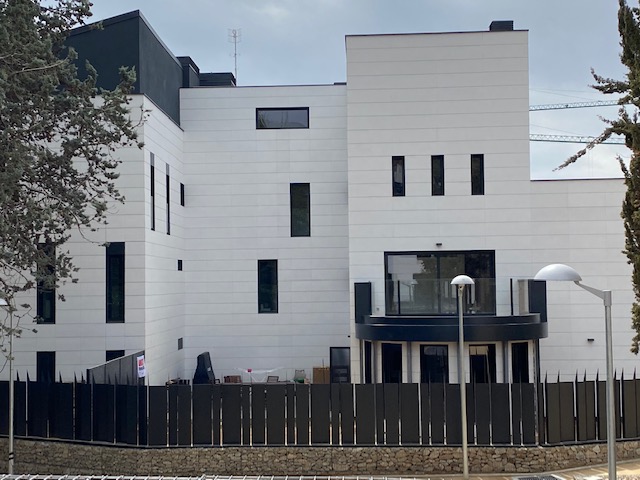 Casa davant d'un edifici
Descripció generada automàticament amb confiança mitjana