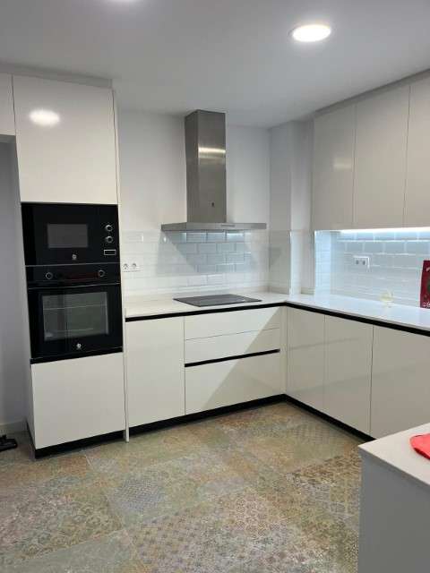 Cocina con estantes blancos
Descripción generada automáticamente